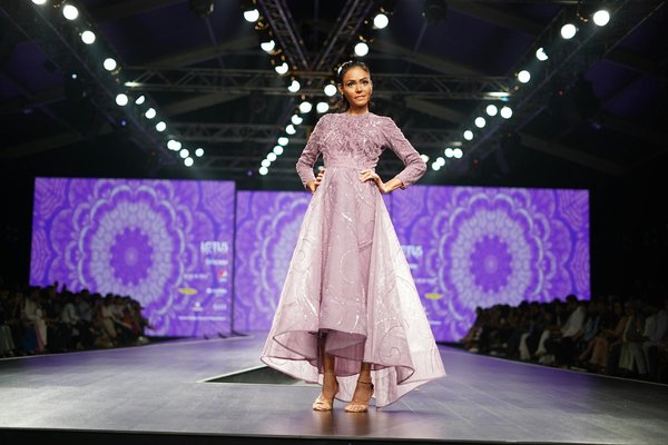 Comment styliser vos bottines en cuir avec une jupe midi pour un look chic au bureau ?