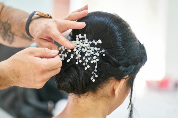 Coiffure de mariage simple et chic : les tendances 2025 à adopter